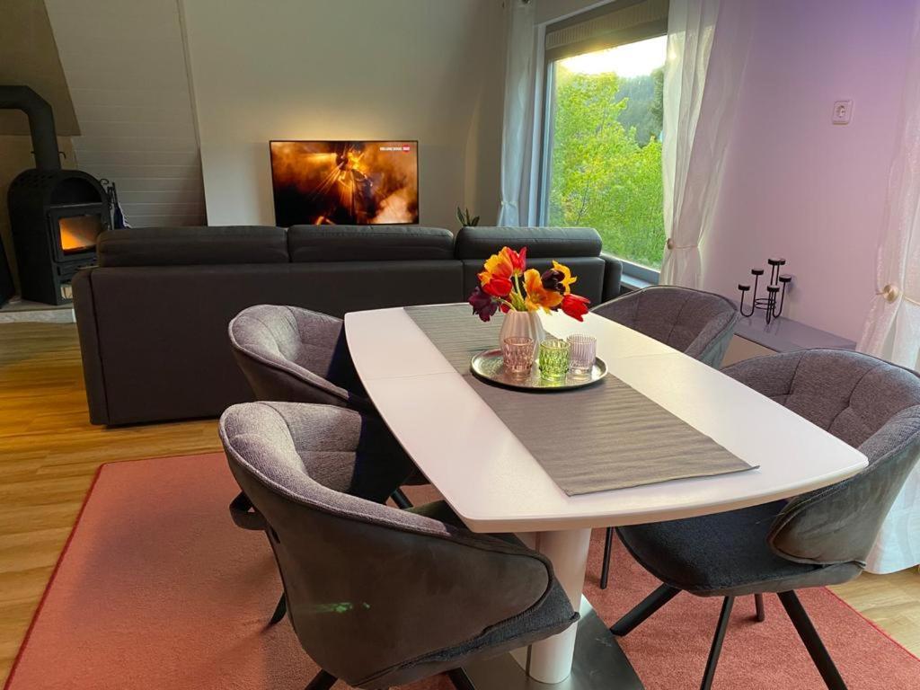 Haus Adler - Komplettes Ferienhaus Am Badesee Erzgrube エクステリア 写真